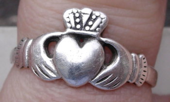 Claddagh ring (photo by Deerstop)