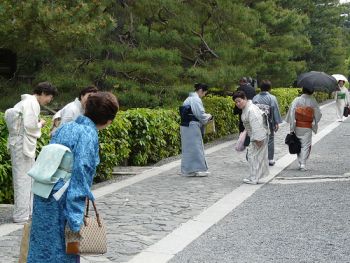 Japanese women bowing