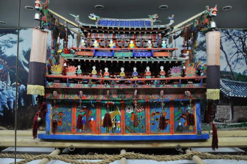 Traditional Korean coffin (photo by Tamaar, Flickr)