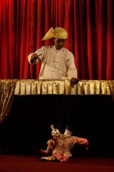 Yoke thé puppeteer and his puppet